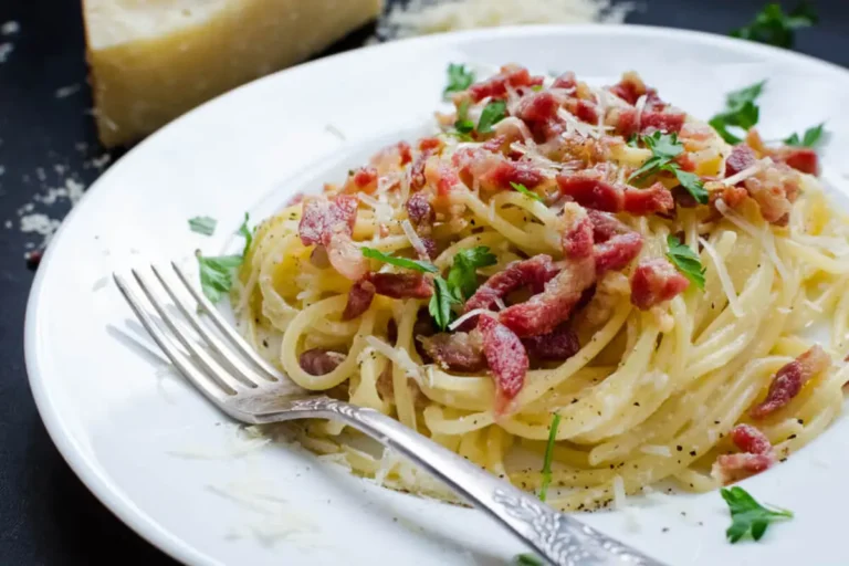 Receita de Macarrão á carbonara o famosa massa com bacon