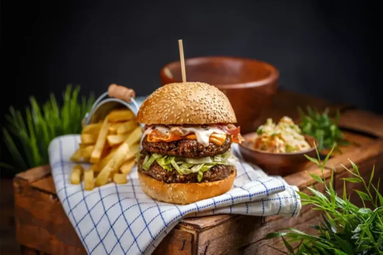 Receita de Hambúrguer caseiro com batatas frita