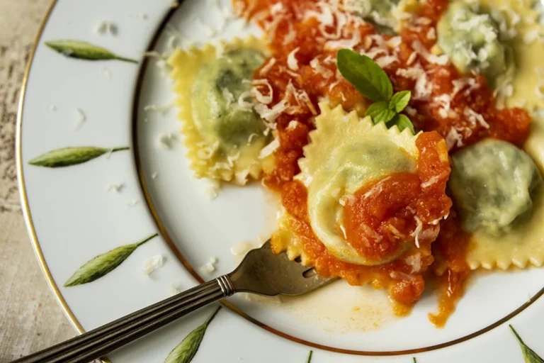 Receita de Ravióli de ricota com molho de tomate fresco