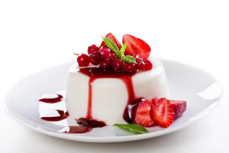 Receita de Panna cotta com calda de frutas