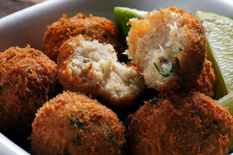 Bolinho de Peixe: Uma Delícia do Mar para Saborear