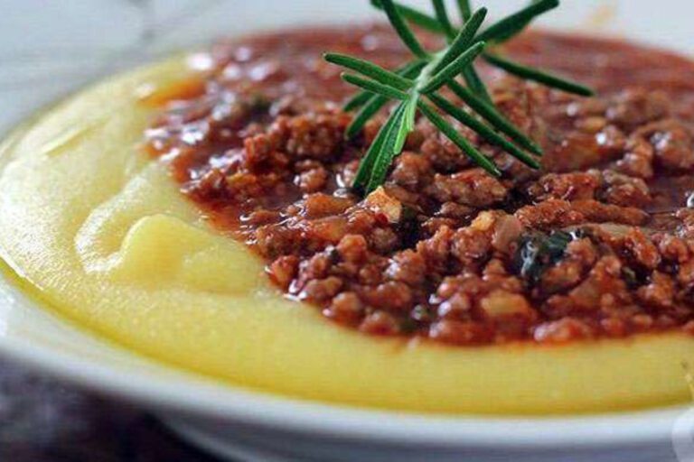 Polenta com Carne Moída: Uma Combinação Saborosa e Reconfortante