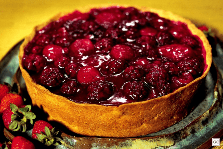 Torta de Danete com Frutas Vermelhas: Uma Sobremesa Irresistível e Sofisticada