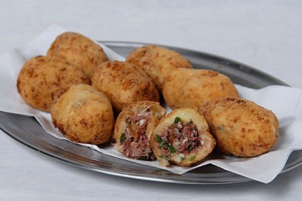 Bolinho de Mandioca com Carne-Seca