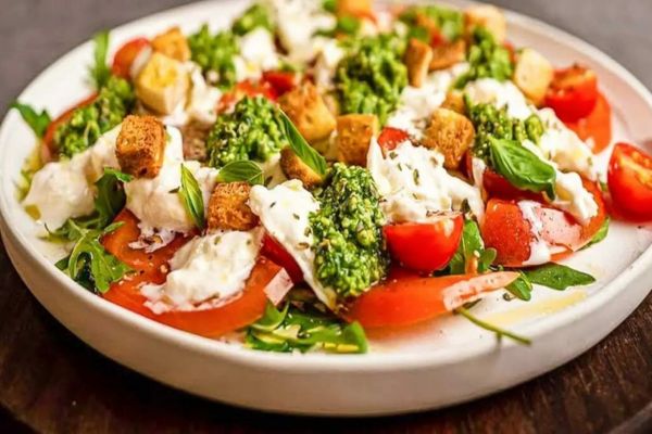 5 Passos para Preparar uma Salada Caprese com Molho Pesto