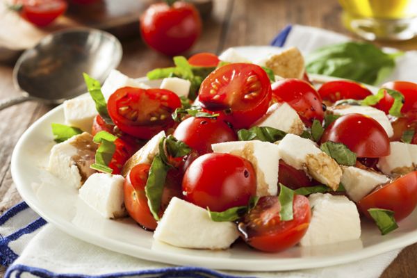 5 Maneiras de Preparar uma Salada Caprese com Tomate, Mussarela e Manjericão