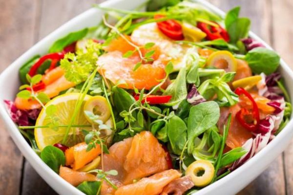 5 Passos para Preparar uma Deliciosa Salada de Salmão Defumado