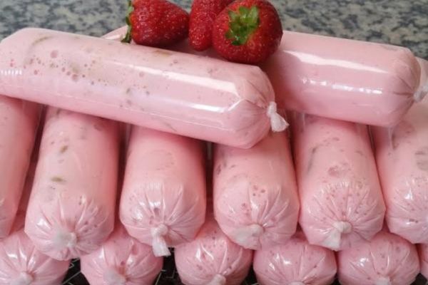 Geladinho Gourmet de Mousse de Morango: Uma Delícia Cremosa em Forma de Picolé