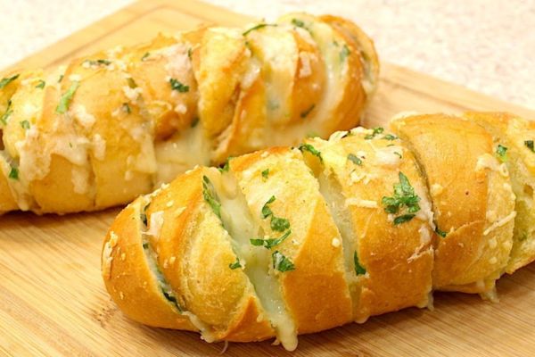 5 Receitas de Pão de Alho Que Irão Transformar Seus Churrascos