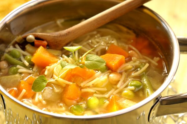 5 Passos para uma Sopa de Frango com Legumes Incrível que Aquece o Corpo e a Alma