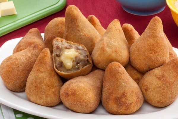 5 Motivos para Se Deliciar com a Coxinha de Carne Moída com Queijo: Uma Explosão de Sabores Caseiros