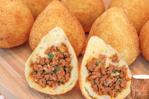 5 Razões para Amar a Coxinha de Mandioca: Uma Delícia Brasileira Inigualável