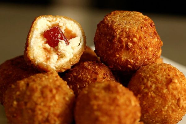 5 Passos para uma Delícia Inusitada: Coxinha de Queijo com Goiabada