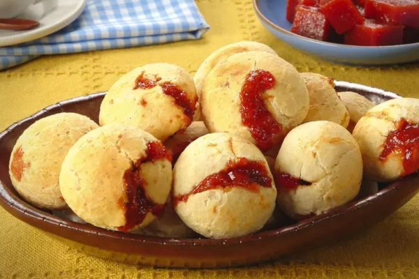 5 Passos para um Pão de Queijo Caseiro Recheado com Goiabada que Vai Encantar Seu Paladar