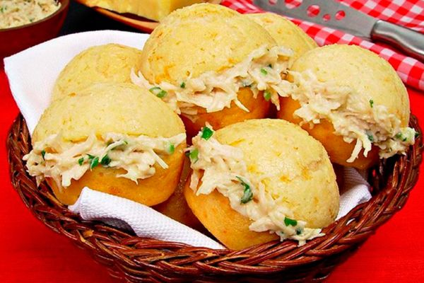 5 Passos para um Pão de Queijo Recheado com Frango de Dar Água na Boca