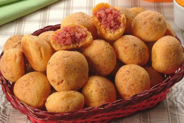 5 Passos para um Pão de Queijo Recheado com Linguiça que Vai Surpreender Seu Paladar