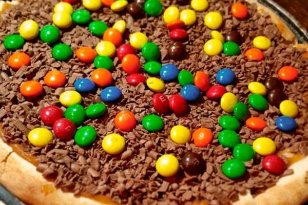 5 Passos para uma Explosão de Sabor: Pizza de Chocolate com Confete