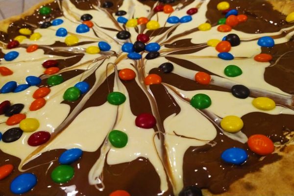 5 Passos para a Pizza dos Sonhos: Pizza de Chocolate com M&M’s