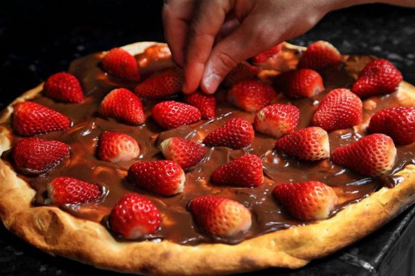 5 Passos para uma Inesquecível Pizza de Chocolate com Morango que Você Vai Amar!