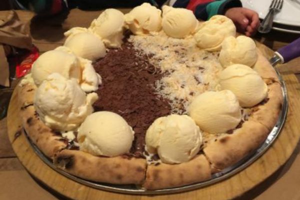 5 Passos para a Pizza dos Sonhos: Pizza de Chocolate com Sorvete