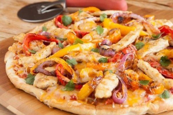 5 Passos para a Pizza de Frango com Cheddar e Pimentão: Uma Explosão de Sabores na Sua Boca