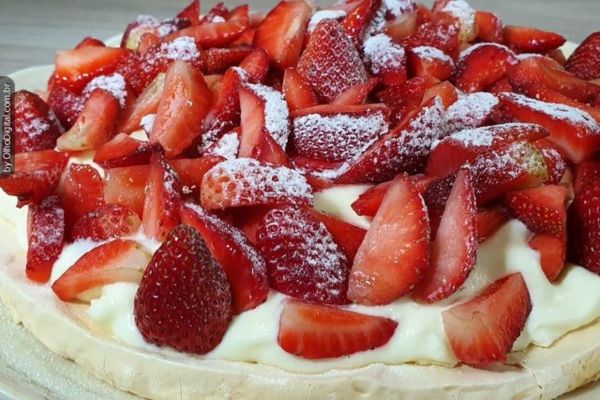 5 Passos para a Irresistível Pizza de Morango com Merengue