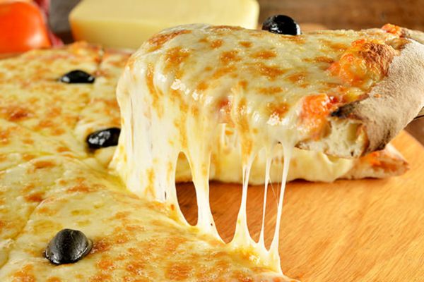 5 Passos para a Pizza de Mussarela Perfeita em Casa: Simples e Deliciosa!