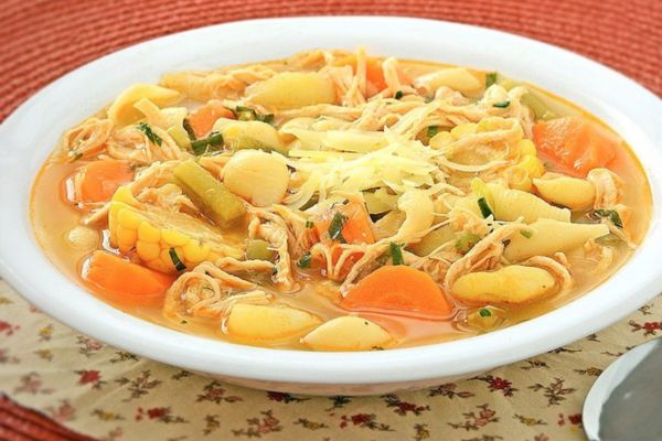 4 Passos para uma Saborosa Sopa de Frango com Macarrão: Uma Viagem de Sabores Reconfortantes