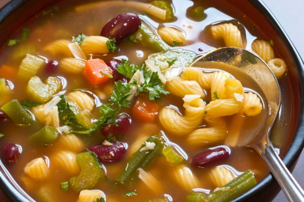 6 Passos para Preparar a Sopa Minestrone Perfeita: Uma Viagem aos Sabores Italianos