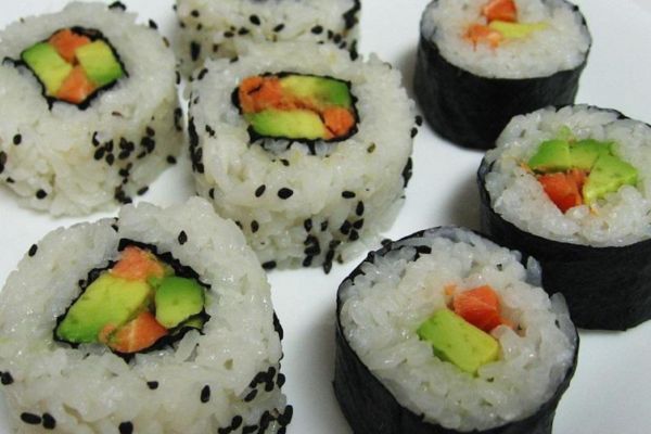 Descubra o Prazer da Culinária Japonesa em Casa: Faça Seu Próprio Sushi com Arroz Comum