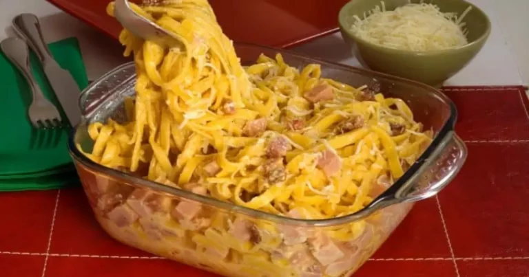 Esse Macarrão à Carbonara fica pronto em poucos minutos e é tão delicioso que não sobra nada!