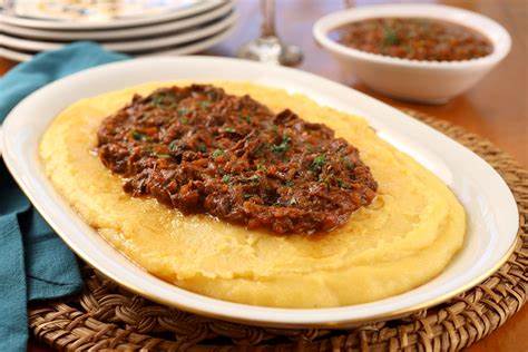 Esse prato de Polenta Cremosa com Ragu de Carne fez sucesso aqui em casa e vai conquistar a sua família também!